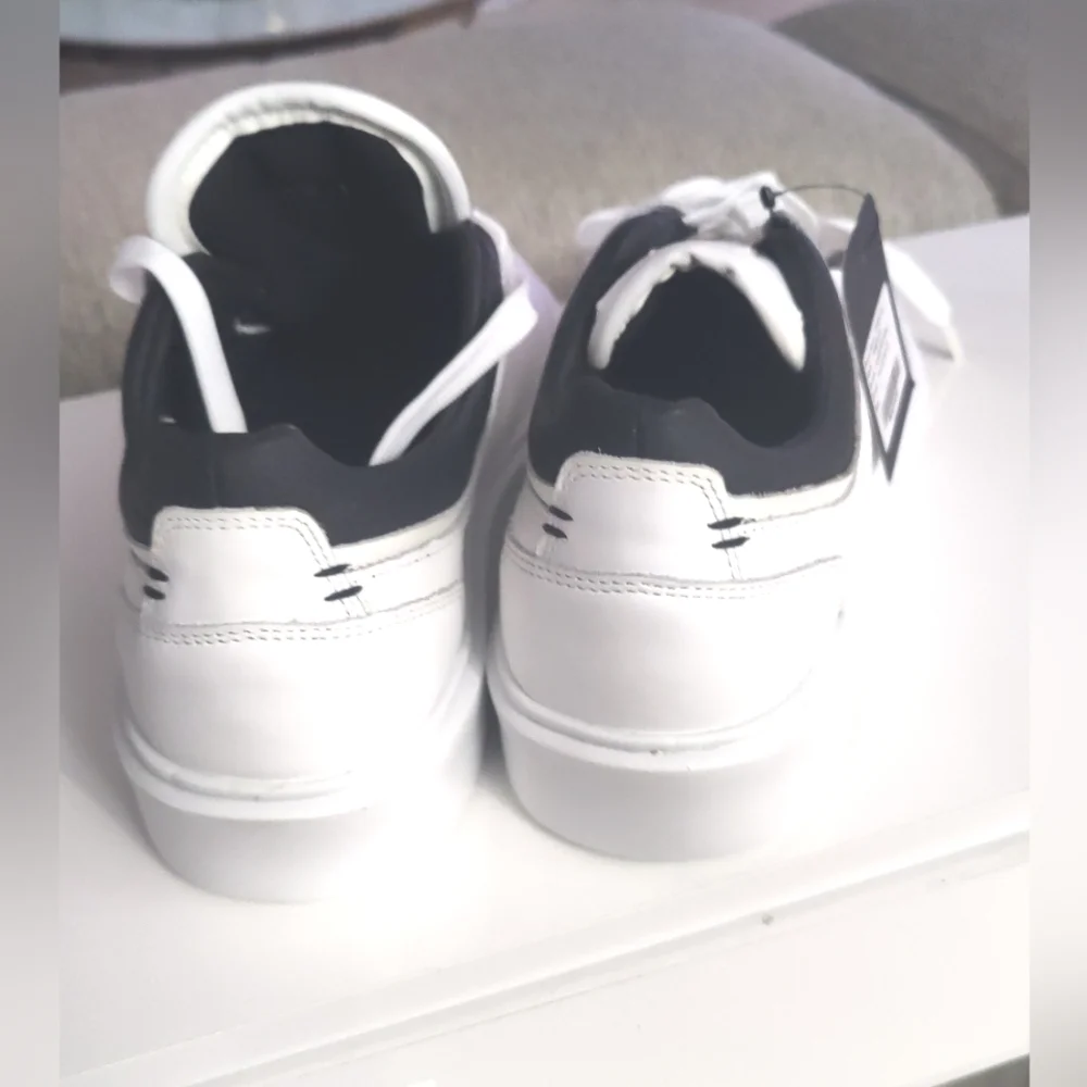 Freesoul White and Black Low-Top Athletic Shoes with Leather Upper‎ Size,,7.5